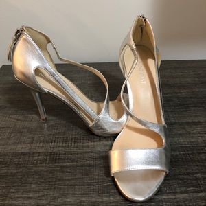 Nine West // Silver Heels Size 9
